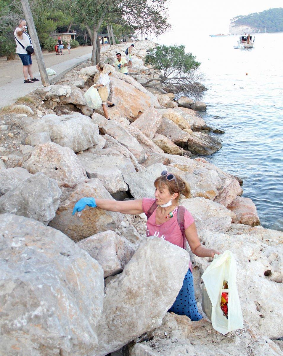 Antalya'da yaşayan dilbilimci Svetlana, köşe bucak temizlik yapıyor