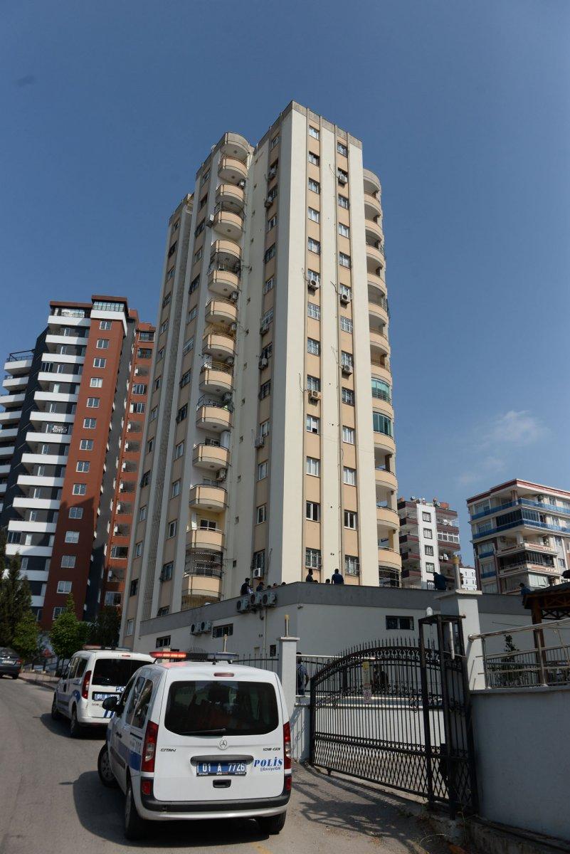 Adana'da pencere silen kadın 11'inci kattan düştü, hayatını kaybetti