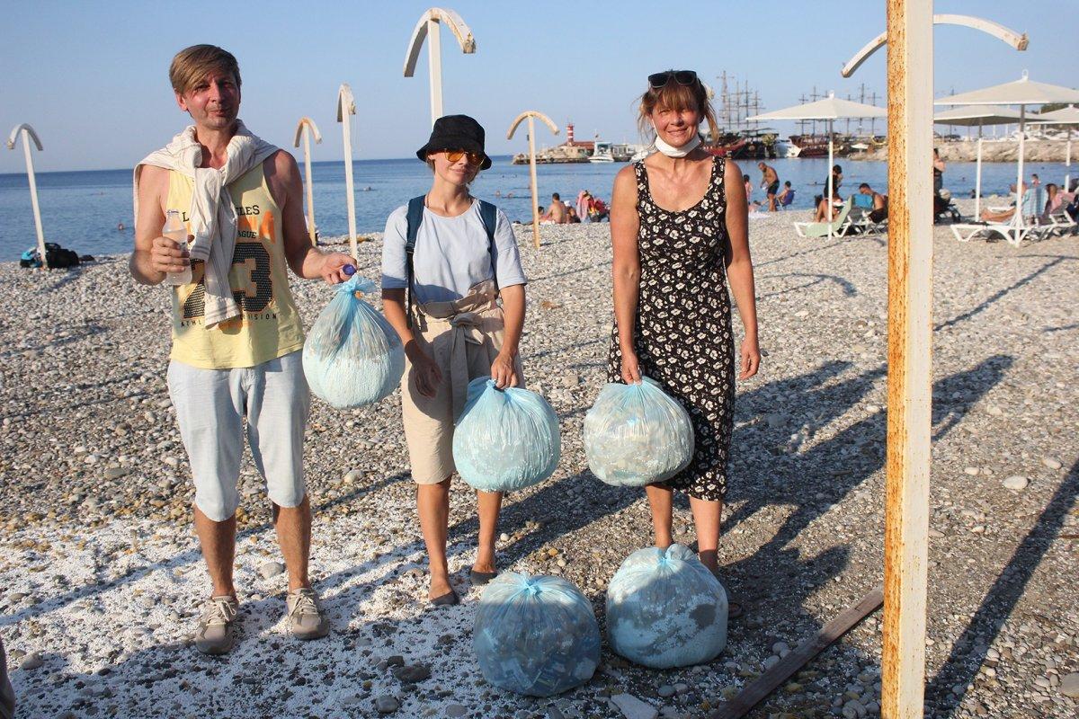 Antalya'da yaşayan dilbilimci Svetlana, köşe bucak temizlik yapıyor