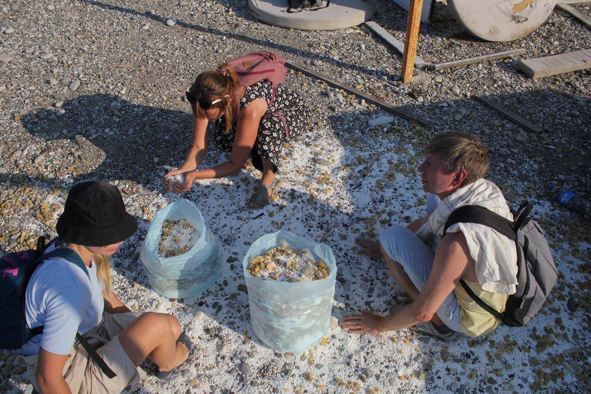 Antalya'da yaşayan dilbilimci Svetlana, köşe bucak temizlik yapıyor