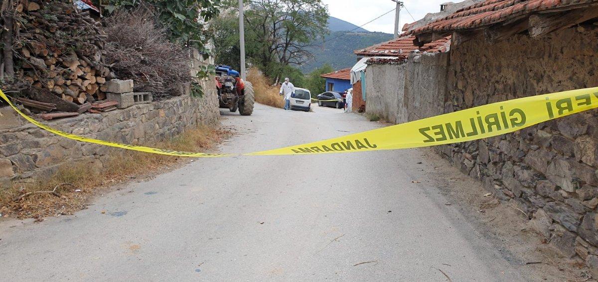 Bursa'da anne ve babasını darbeden kardeşini öldürdü