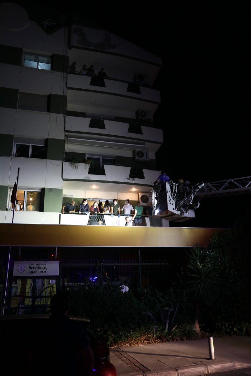 İzmir'de alkollü şahıs, 5. kattan tenteye düştü