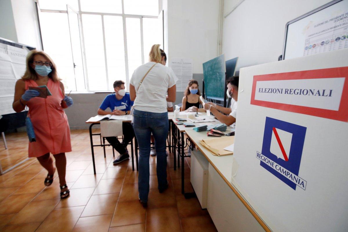 İtalya'da halk, anayasa referandumu için sandık başında