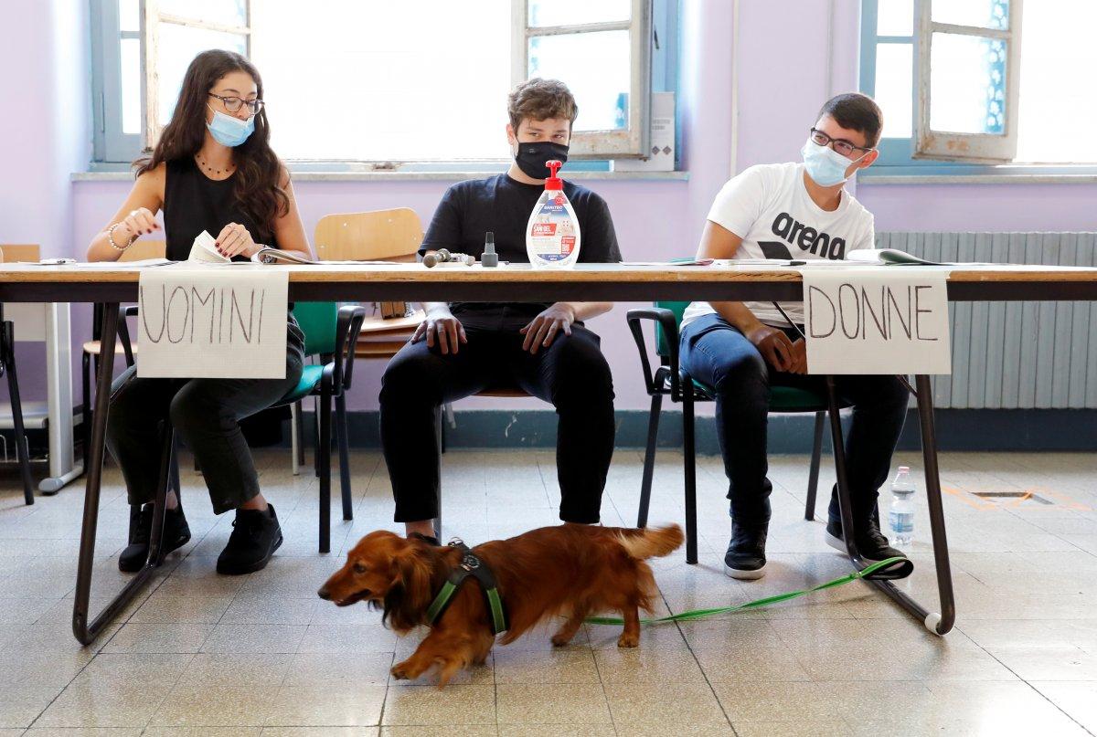 İtalya'da halk, anayasa referandumu için sandık başında