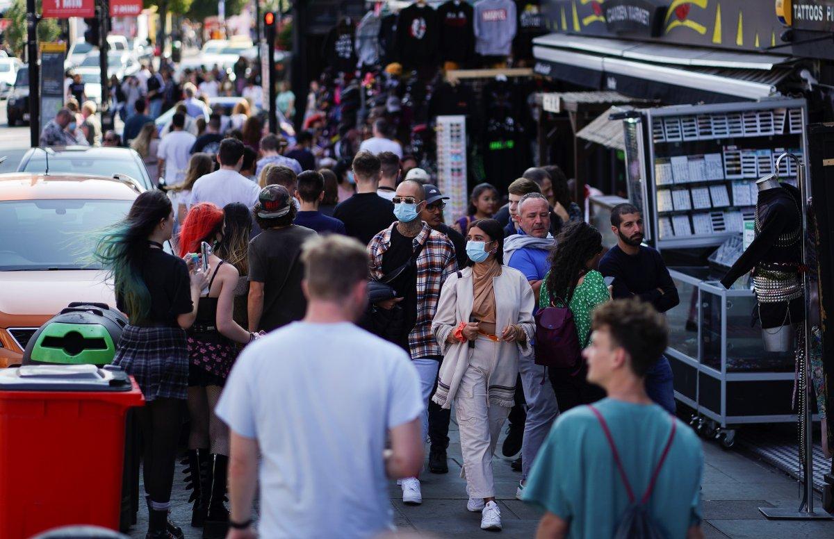 İngiltere'de izole kuralına uymayanlara para cezası kesilecek