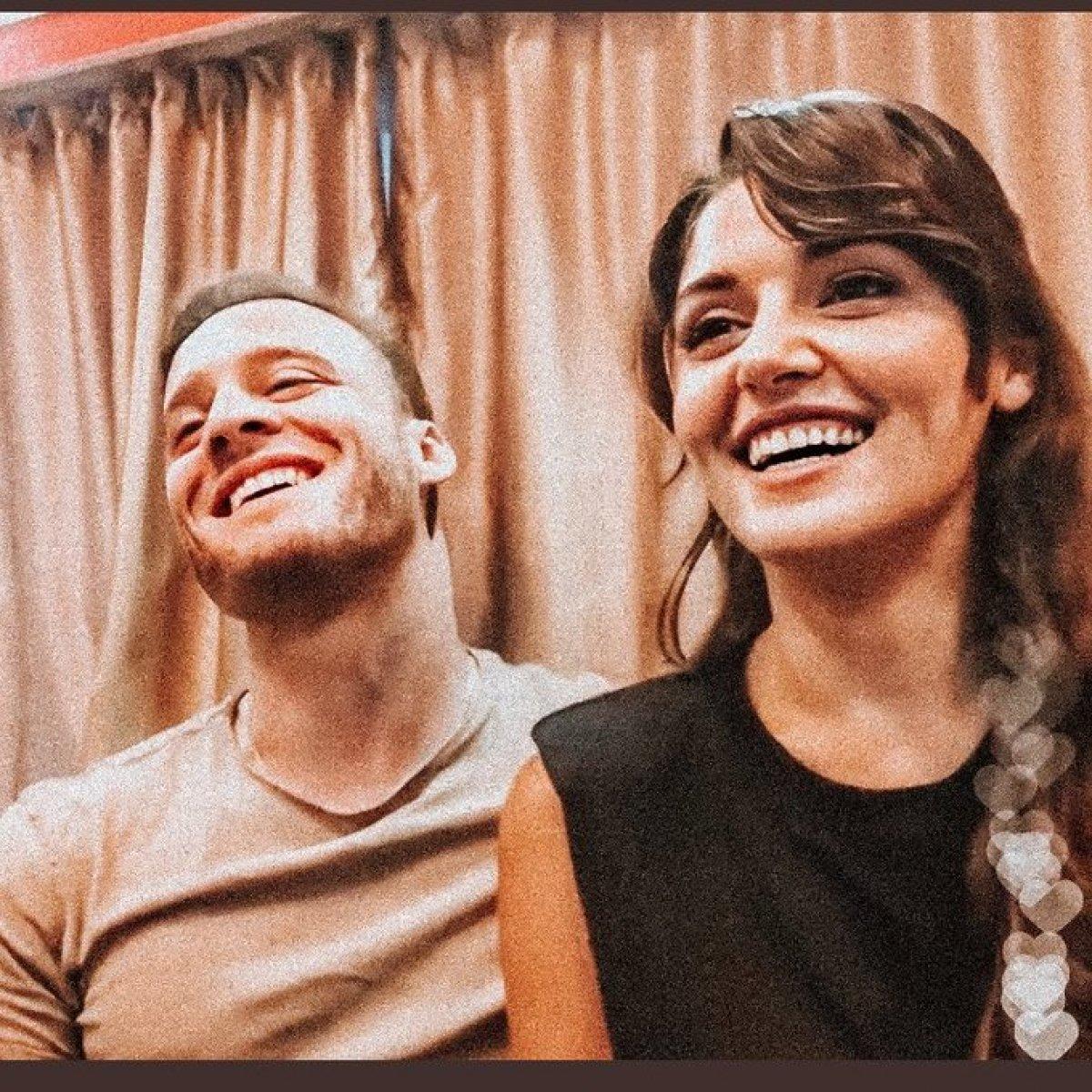 Murat Dalkılıç, karşılaştıkları nikahta 'Hasret Geceleri' şarkısını söylerken Hande Erçel telefonuna baktı