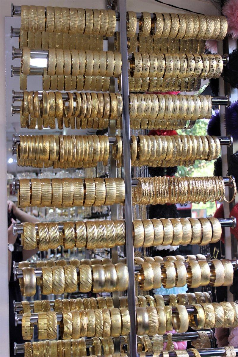 Düğün yapacaklar, sahte altın takılara yöneldi