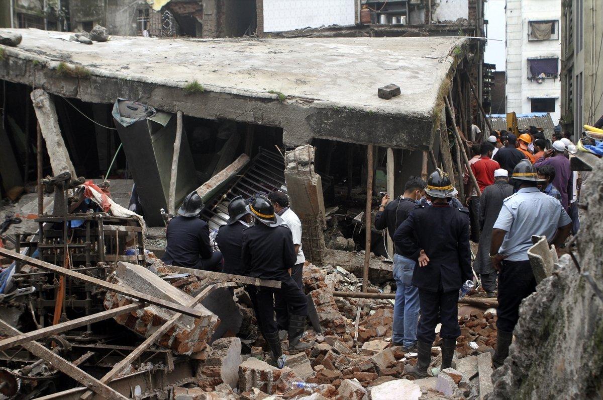 Hindistan'da 4 katlı bina çöktü