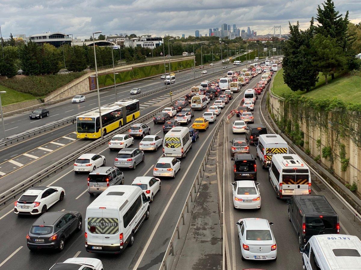E-5'te okulların açıldığı ilk gün trafik yoğunluğu oluştu