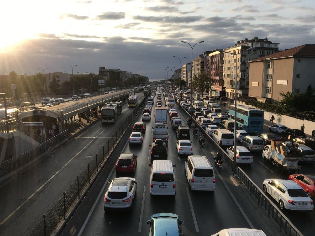 E-5'te okulların açıldığı ilk gün trafik yoğunluğu oluştu