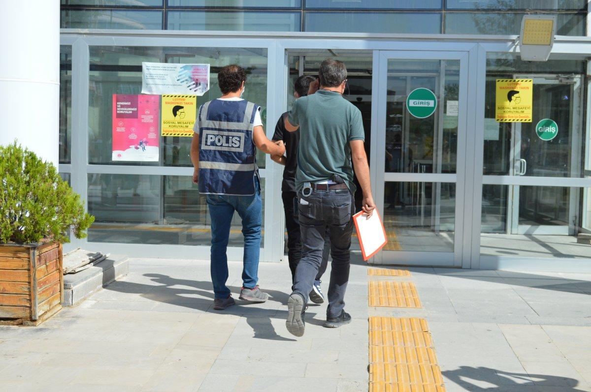 Elazığ'da polis denetimi sırasında iş yeri sahibinin telefonunu çaldı