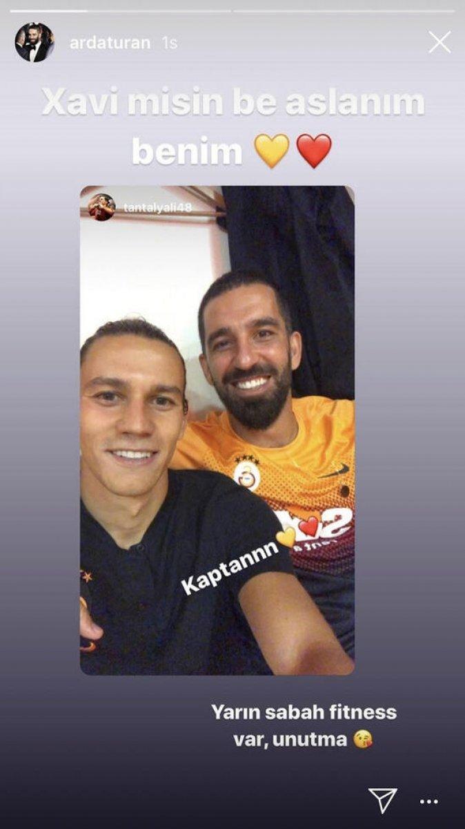 Arda Turan'dan Taylan Antalyalı'ya: Xavi misin aslanım