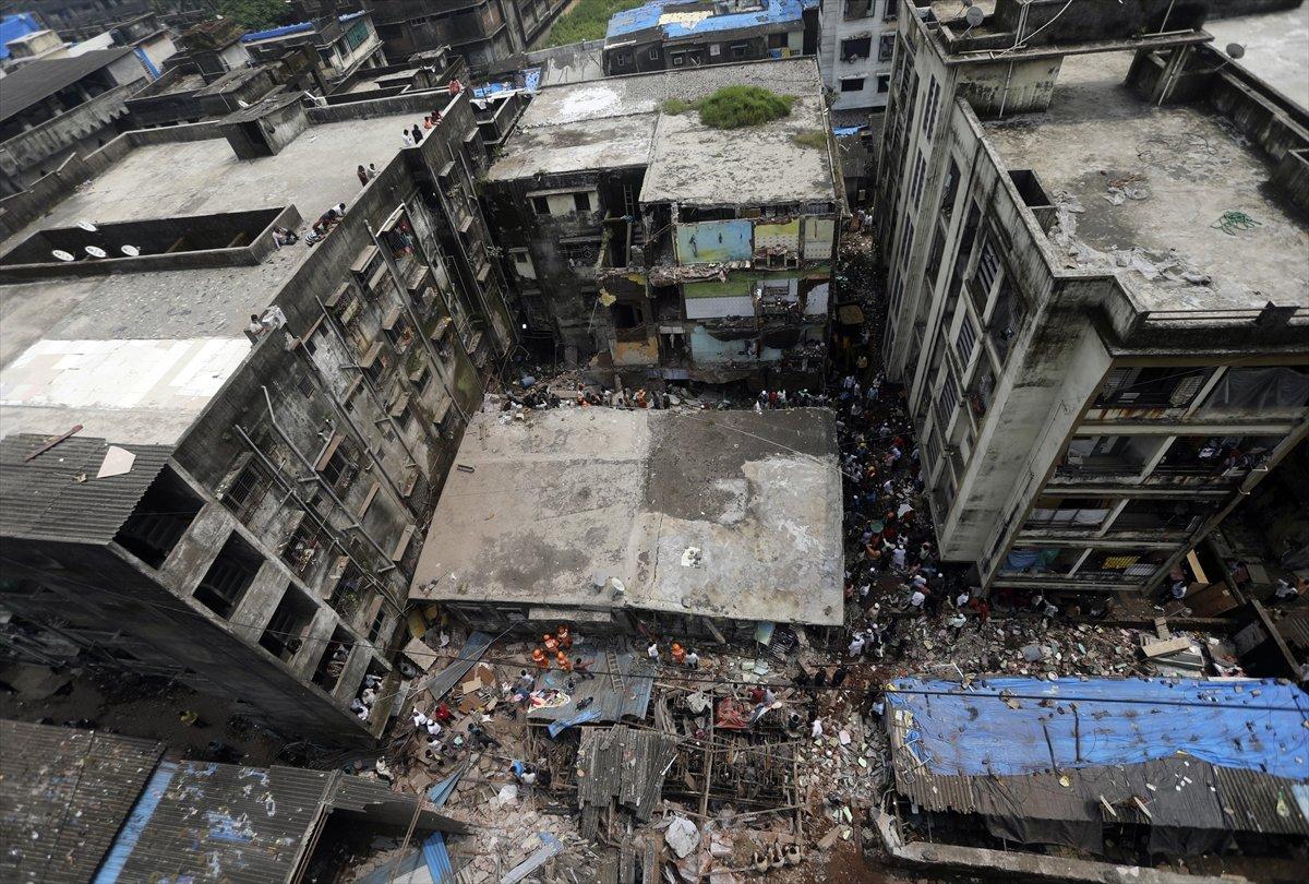 Hindistan'da 4 katlı bina çöktü