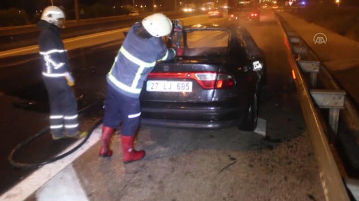 Adana'da bir otomobil yandı