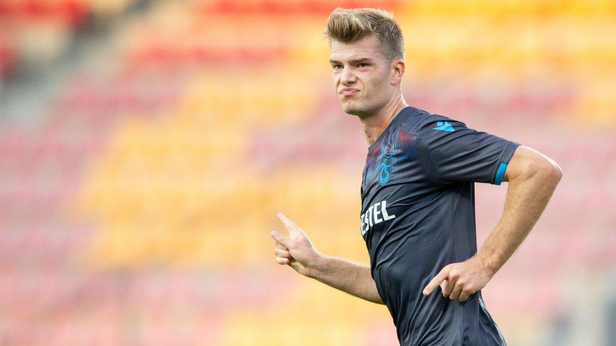 Alexander Sörloth, Leipzig'e imzayı atıyor