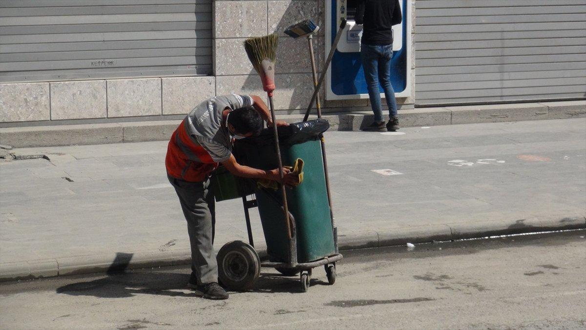 Bitlis'te temizlik işçisi çöp arabasını özenle temizliyor