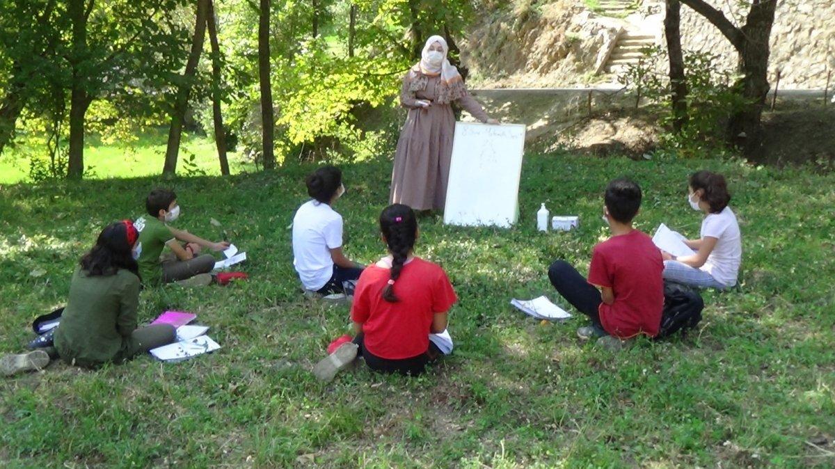 Hakkari'de yeşillikler arasında sosyal mesafeli ders