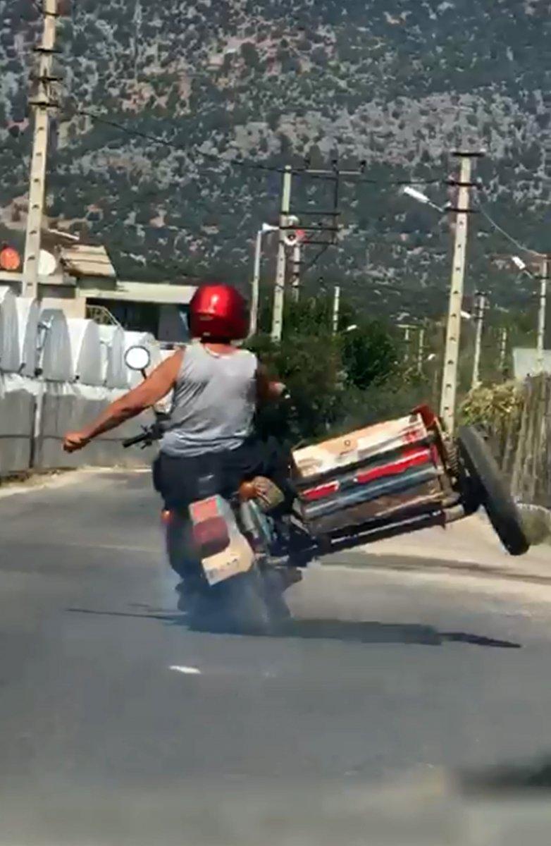 Antalya'da sepetli motosikletle tehlikeli yolculuk