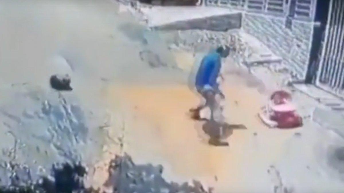 Kolombiya'da motosiklet sürücüsünün yürüteçteki çocuğu kurtarma anı