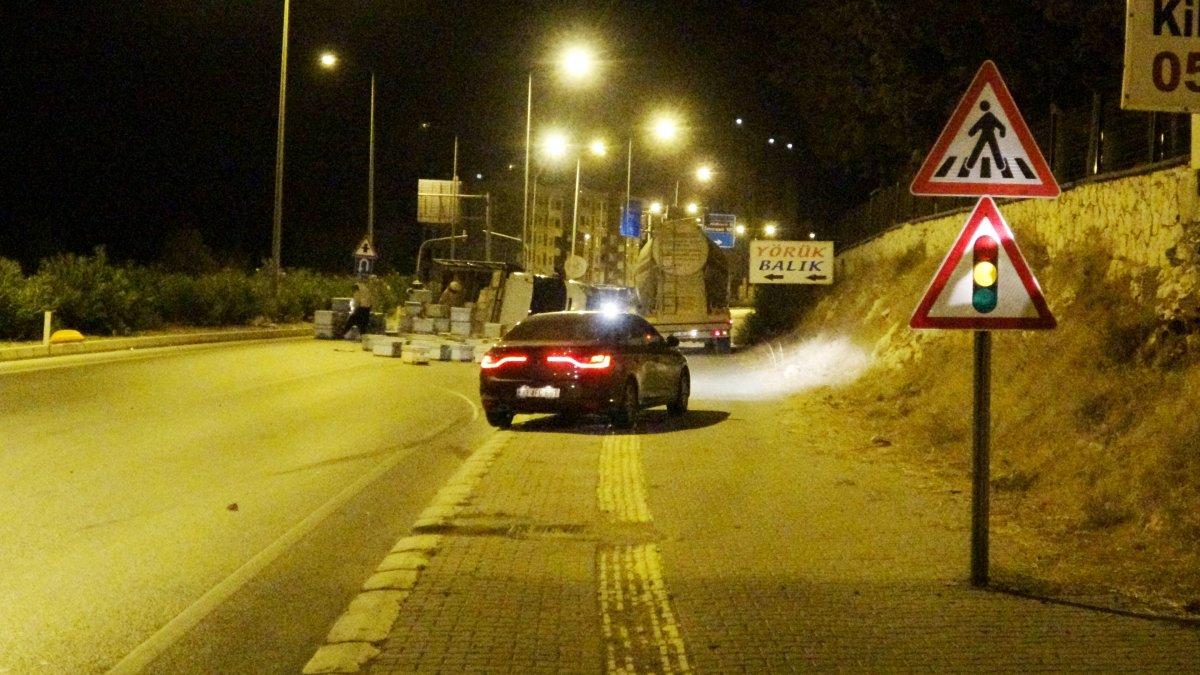 Mersin´de kovanlar ve kızgın arılar yolu trafiğe kapadı
