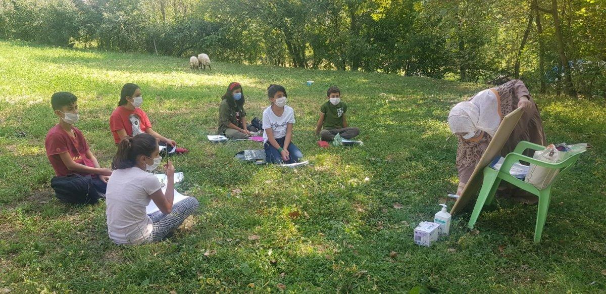 Hakkari'de yeşillikler arasında sosyal mesafeli ders