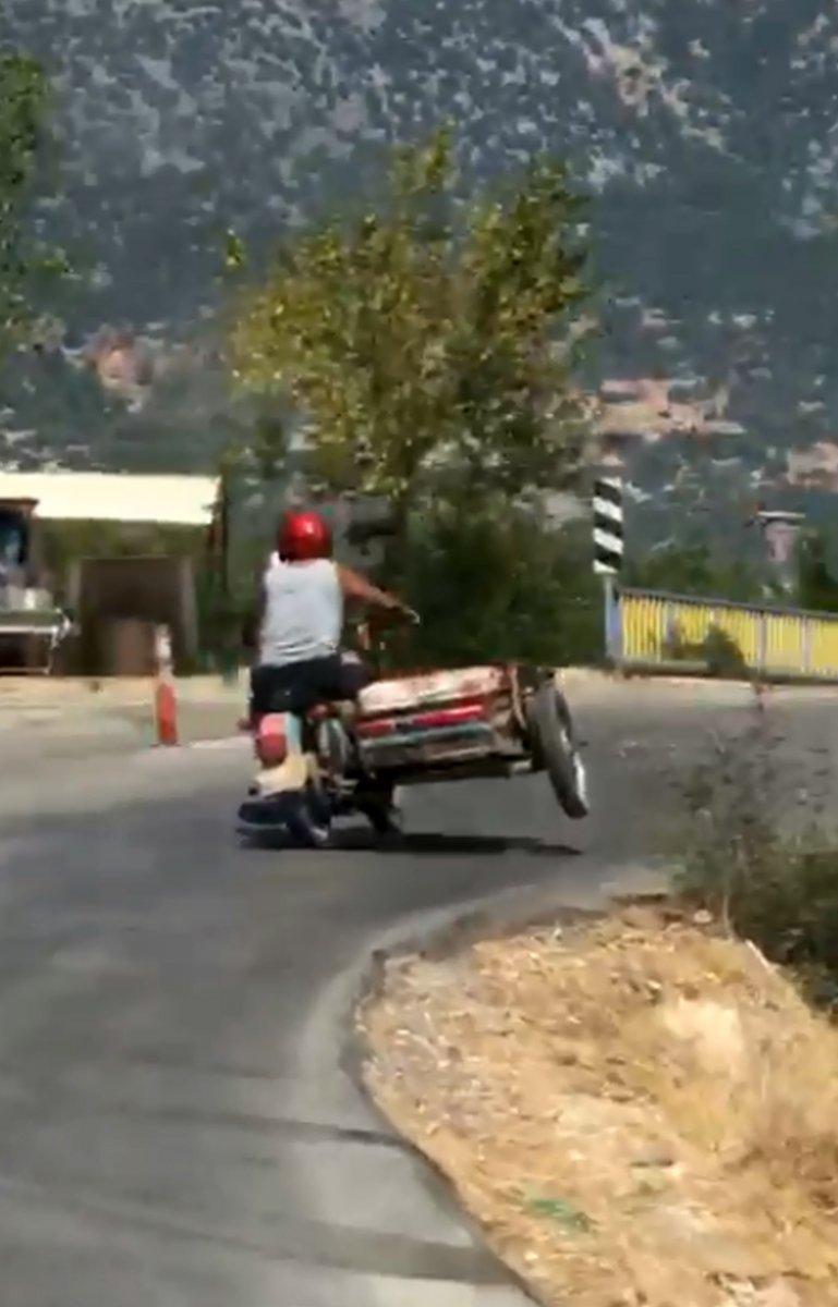 Antalya'da sepetli motosikletle tehlikeli yolculuk