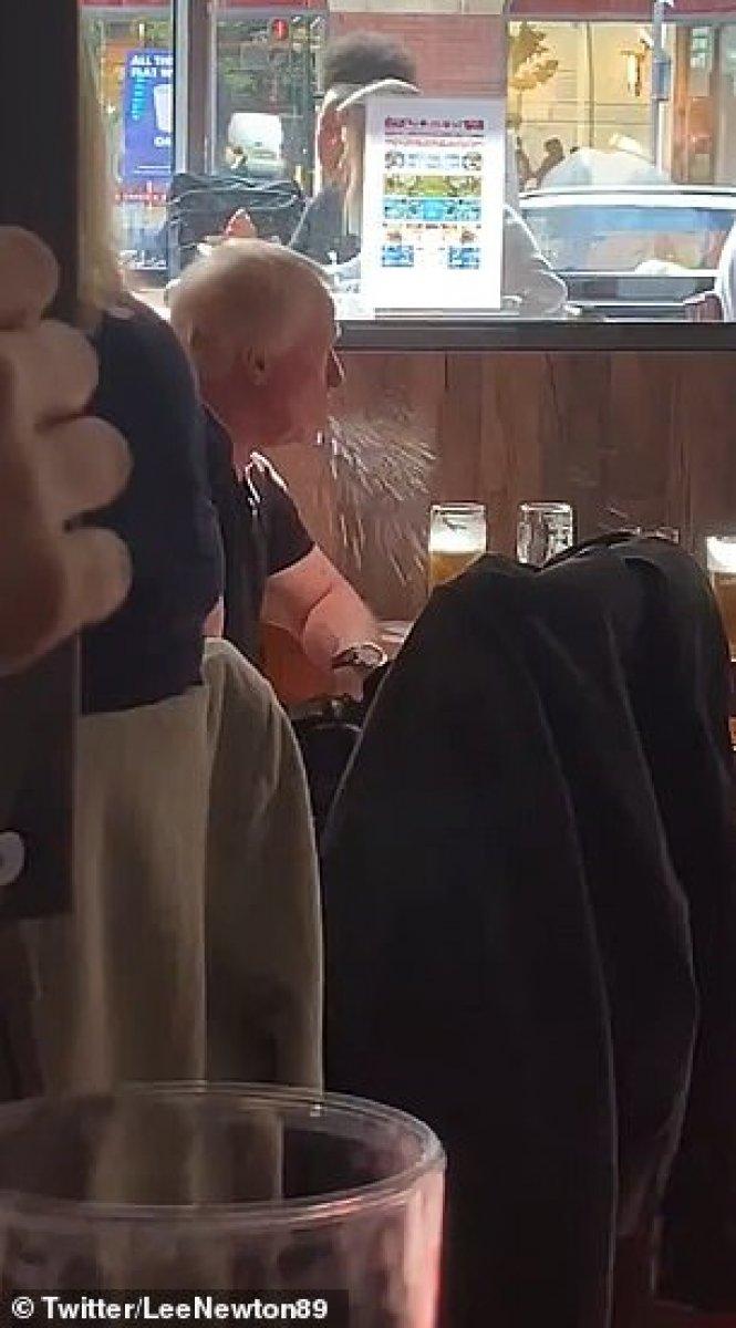 İngiltere'de konuşurken tükürük saçan adam