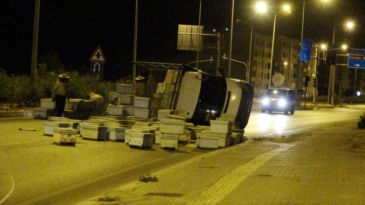 Mersin´de kovanlar ve kızgın arılar yolu trafiğe kapadı