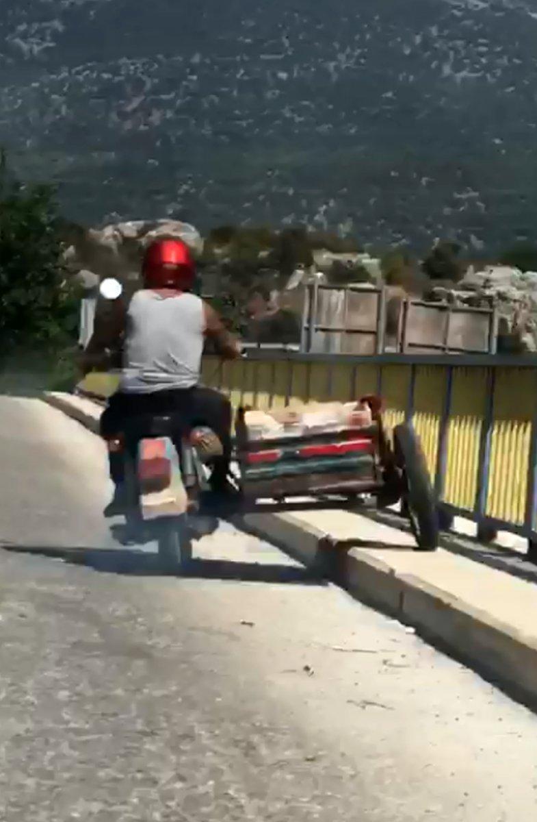 Antalya'da sepetli motosikletle tehlikeli yolculuk