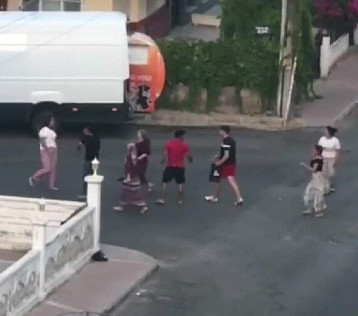 Antalya’da 5 kadının sokak kavgası kamerada