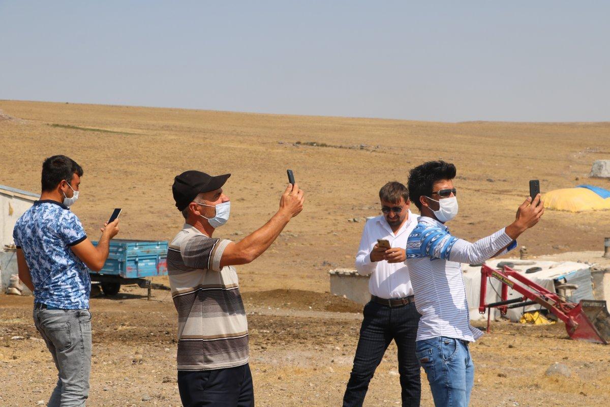 Sivas'ta sinyal yakalayabilmek için 500 metre yol yürüyorlar