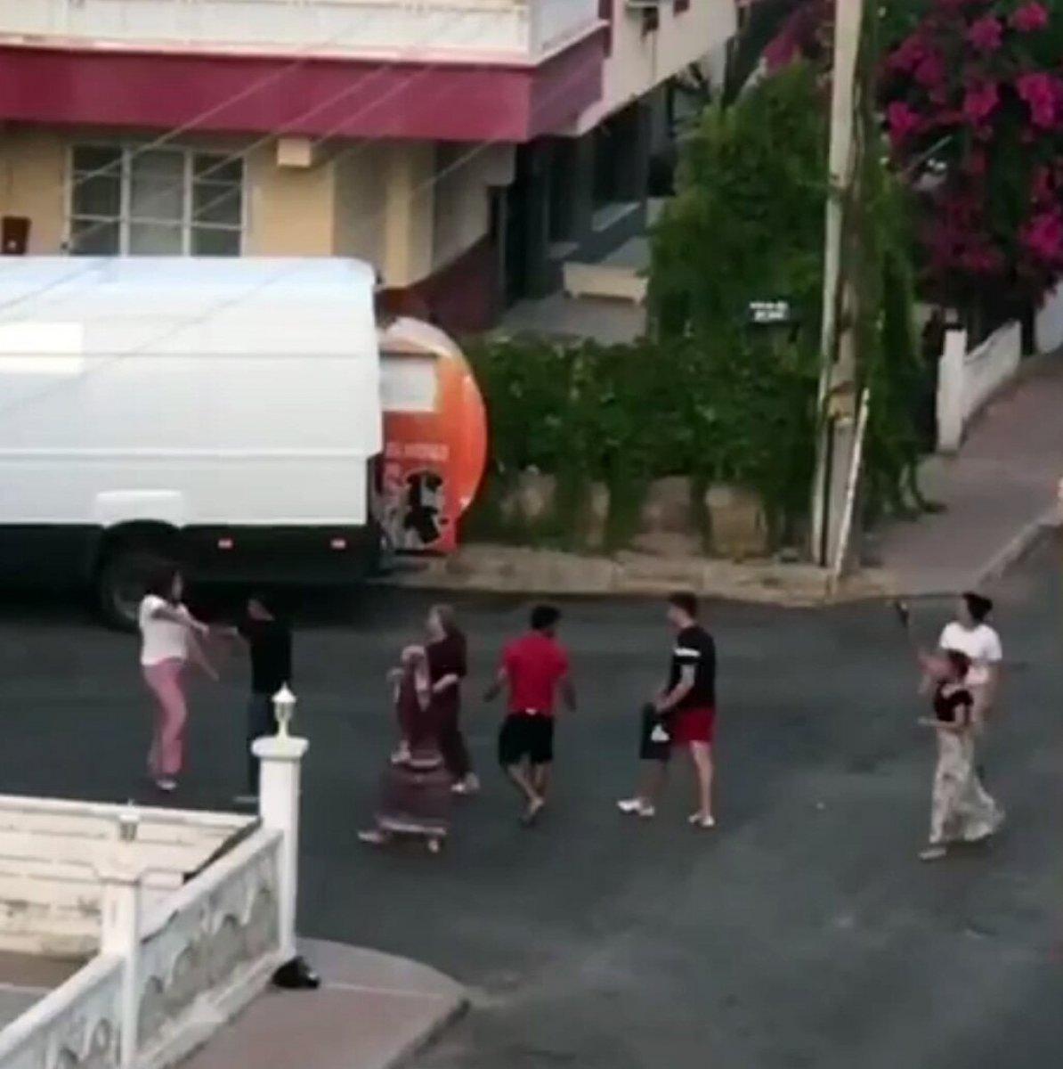 Antalya’da 5 kadının sokak kavgası kamerada