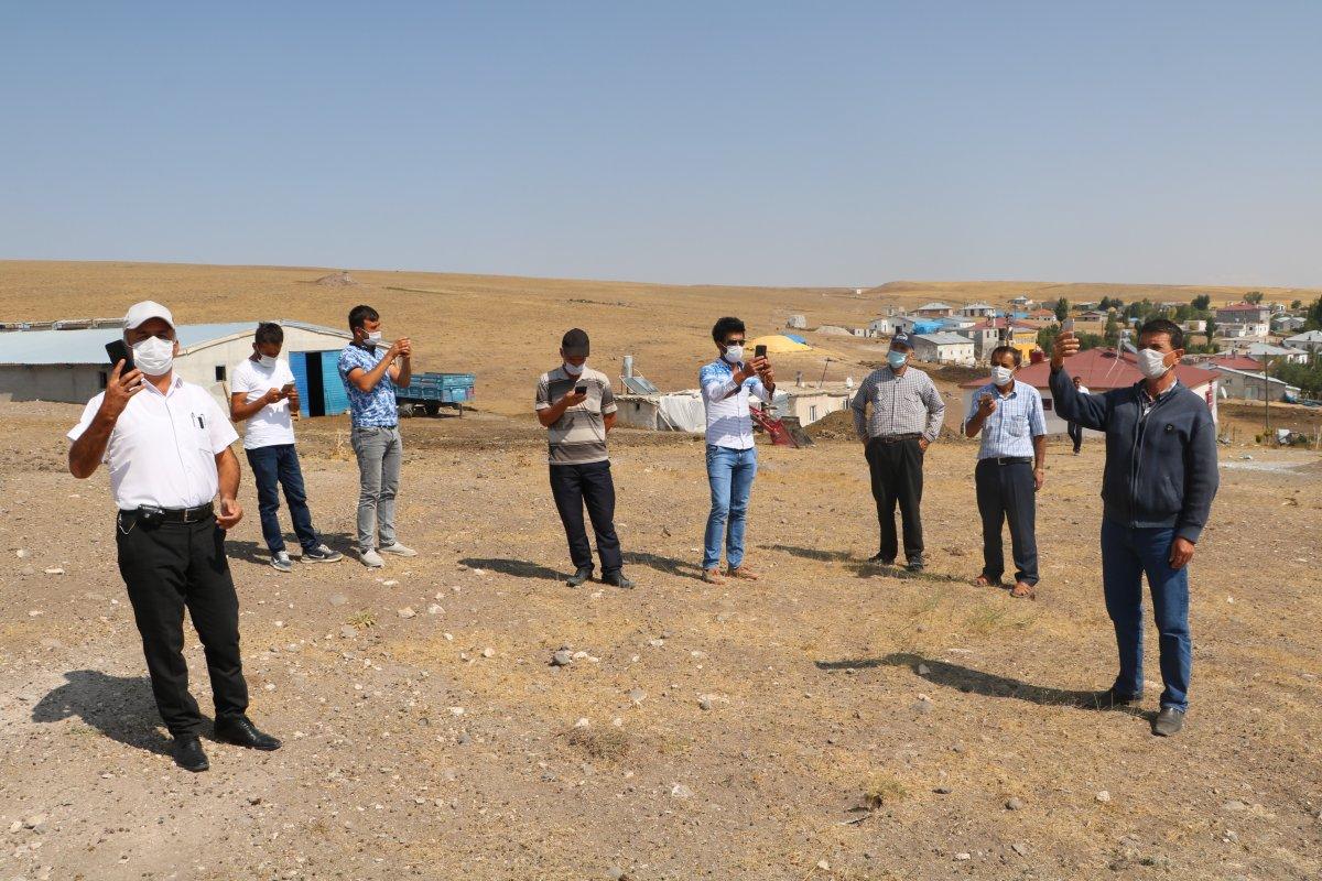 Sivas'ta sinyal yakalayabilmek için 500 metre yol yürüyorlar