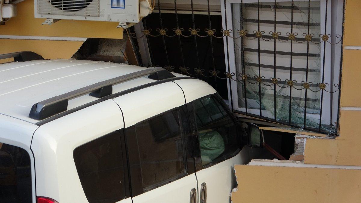 Mersin'de acemi sürücü sağlık ocağına daldı