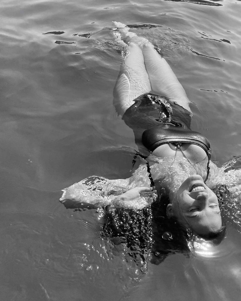 Serenay Sarıkaya denizde poz verdi