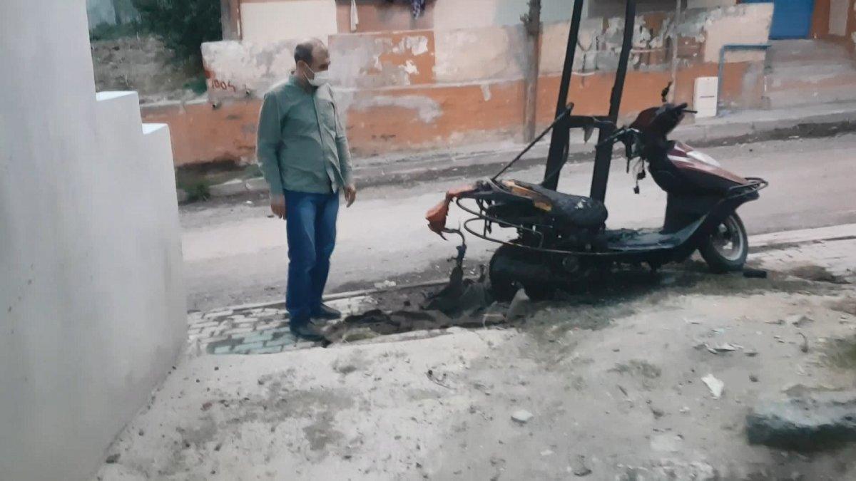Avcılar'da ateşle oynayan çocuklar motosikleti küle çevirdi