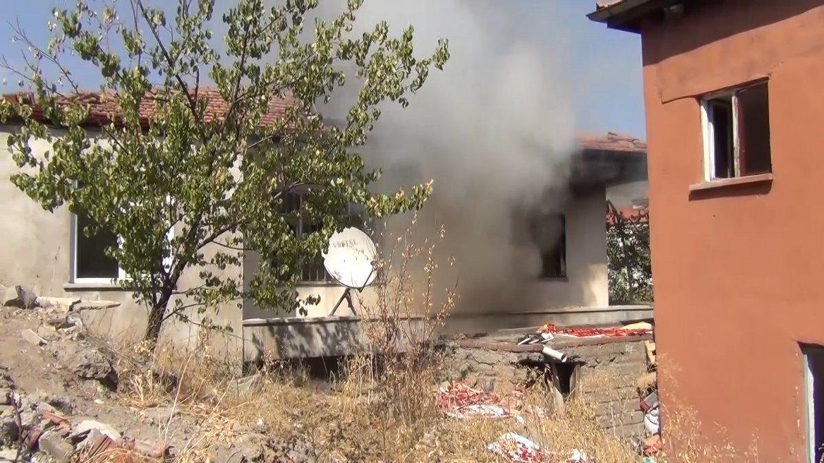 Kırıkkale'de yaşlı adamın 80 bin lirasını çalıp, evi ateşe verdiler