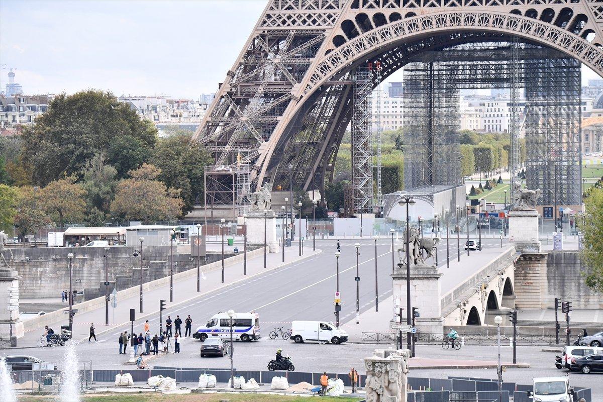 Eyfel Kulesi, bomba ihbarı nedeniyle boşaltıldı
