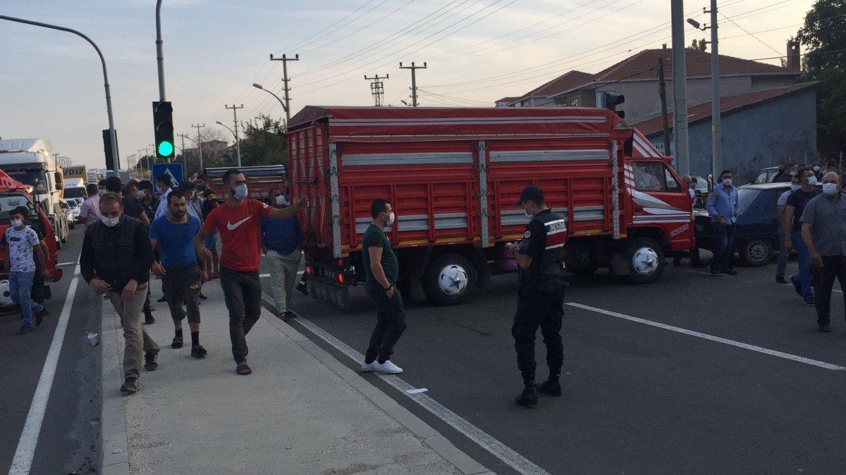 Edirne'de bisikletli çocuğa kamyon çarptı, mahalleli yolu kapatarak tepki gösterdi