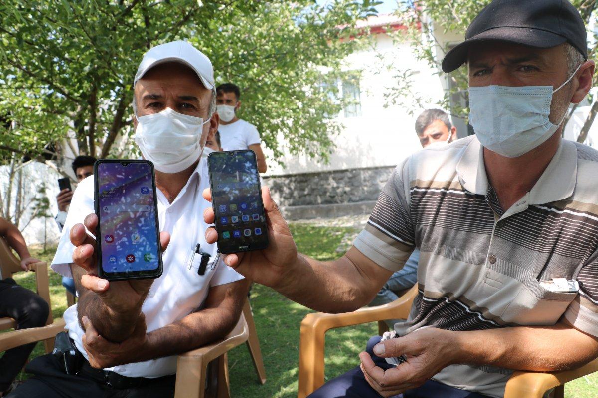 Sivas'ta sinyal yakalayabilmek için 500 metre yol yürüyorlar