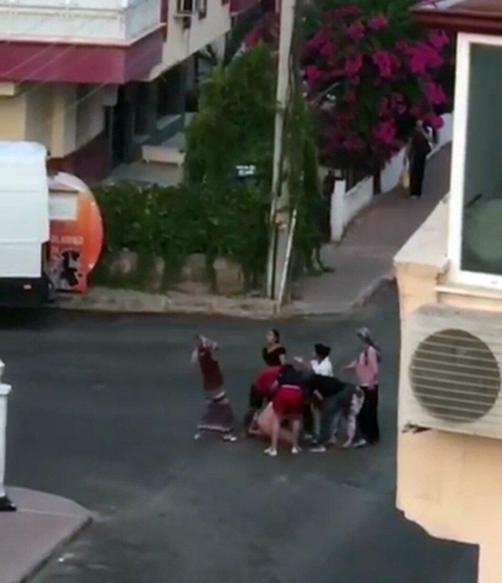 Antalya’da 5 kadının sokak kavgası kamerada
