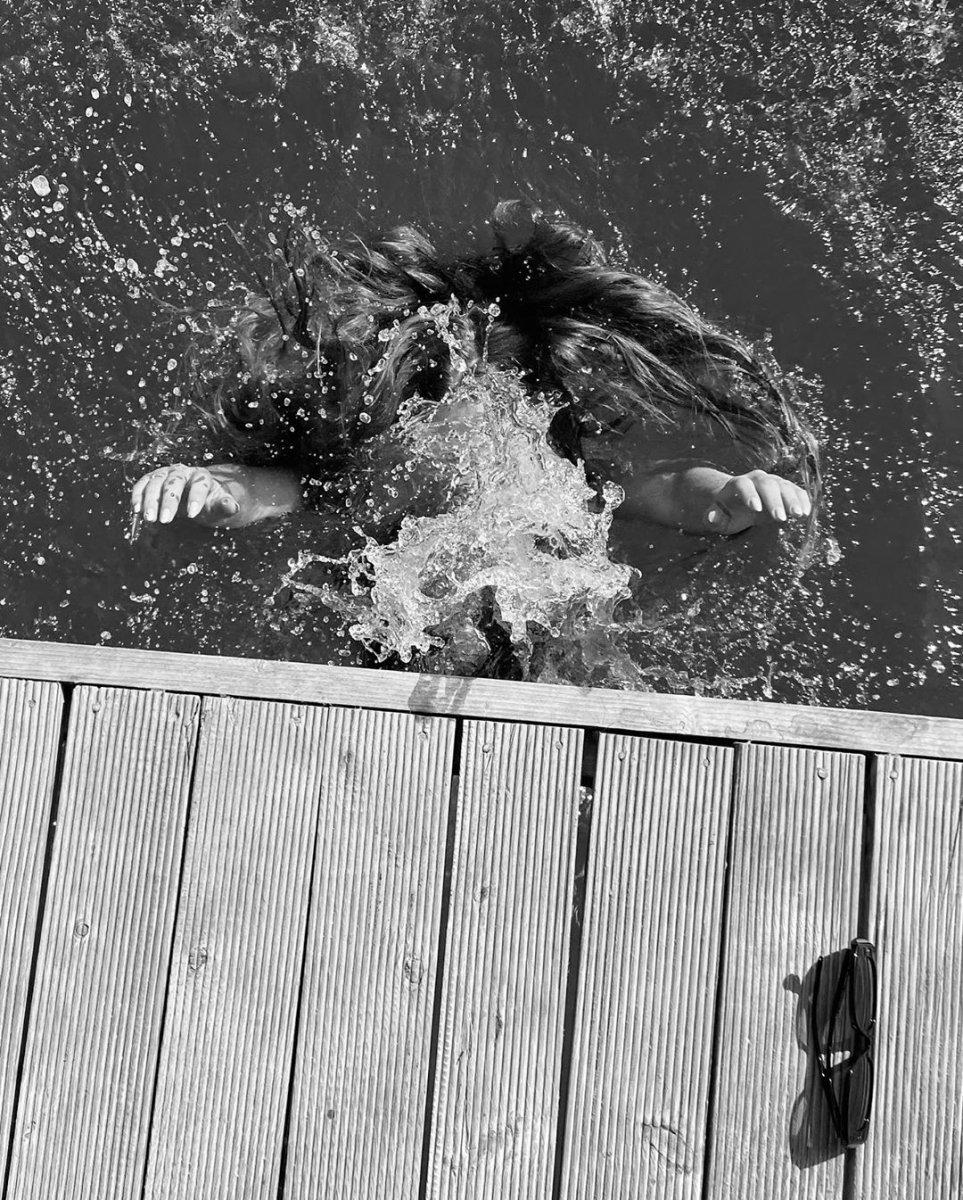 Serenay Sarıkaya denizde poz verdi