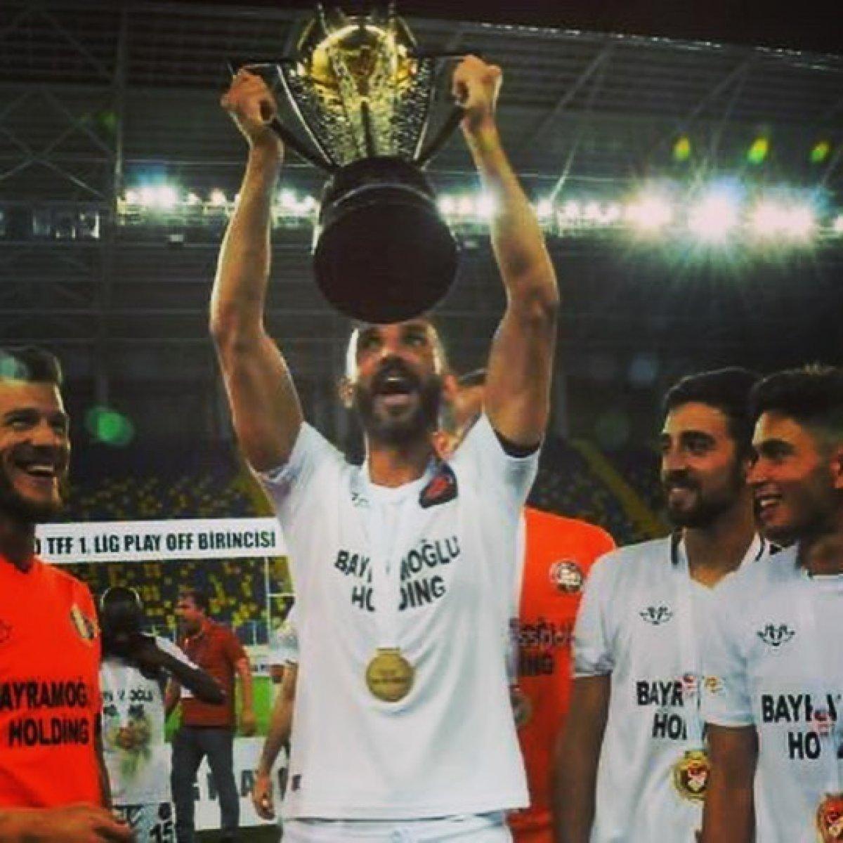 Futbol kariyerine son verdiğini açıklayan Yalçın Ayhan kimdir, kaç yaşında? Yalçın Ayhan'ın oynadığı takımlar