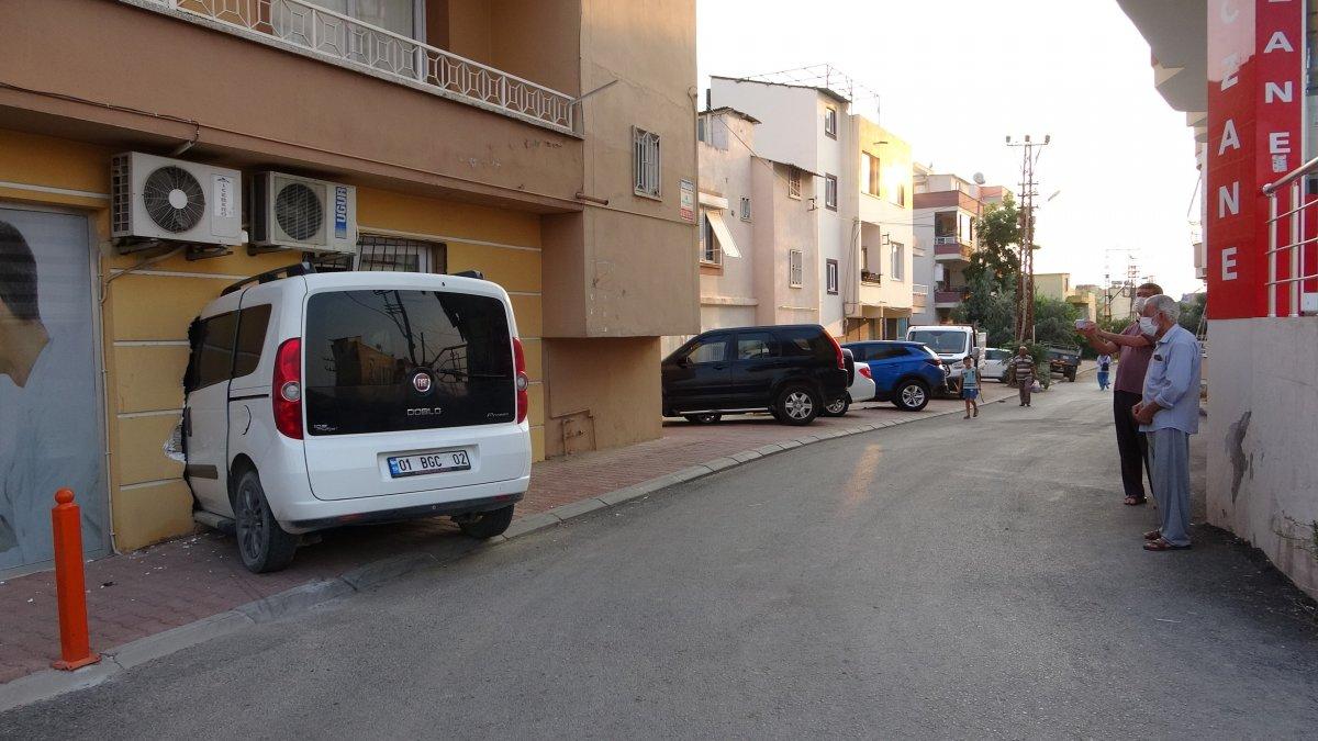 Mersin'de acemi sürücü sağlık ocağına daldı