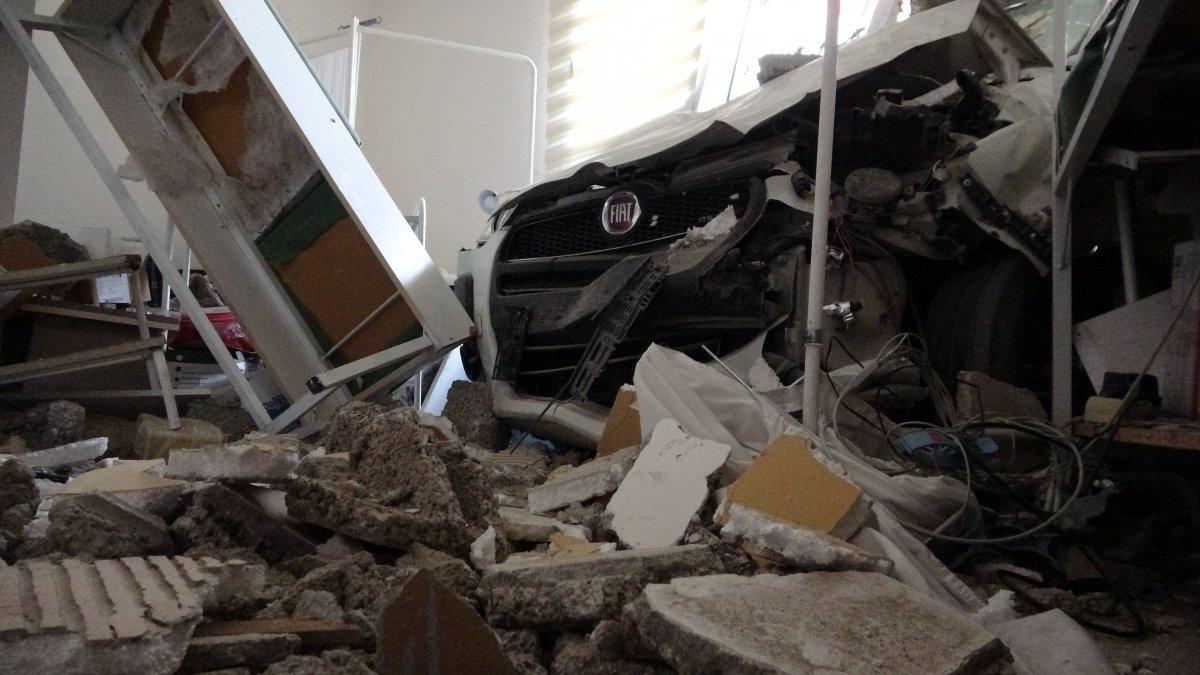 Mersin'de acemi sürücü sağlık ocağına daldı