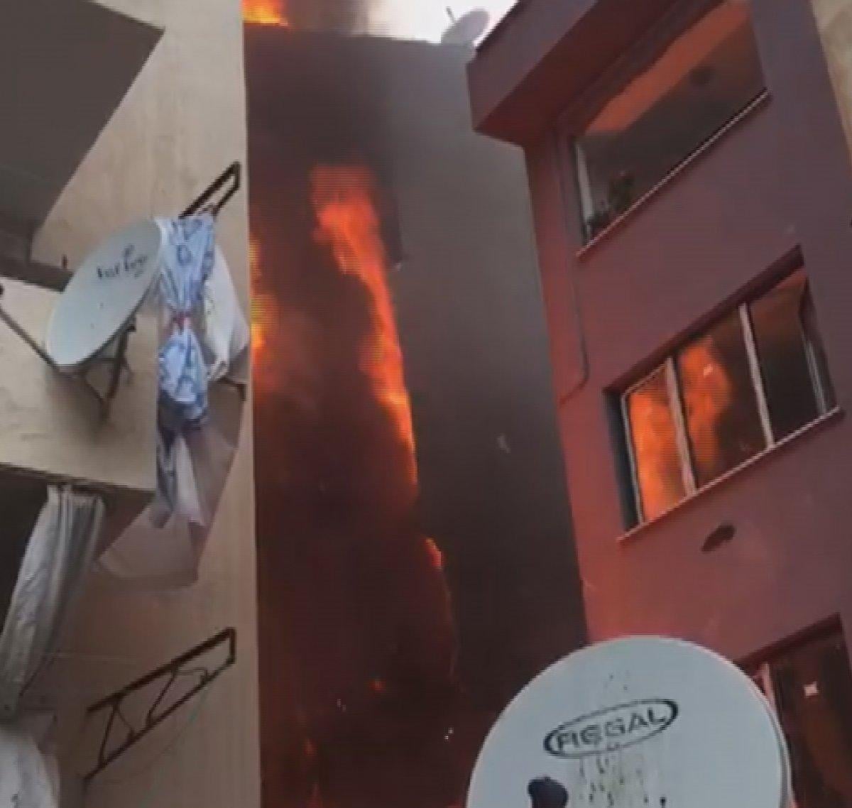 Eyüpsultan'da 5 katlı binada yangın çıktı