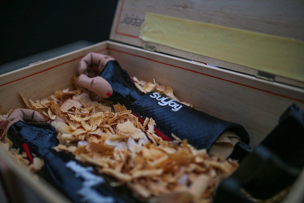 Kollarını kaybeden Kolombiyalı genç, üç boyutlu protezlerine kavuştu