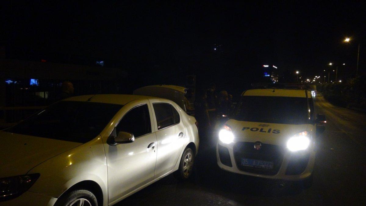 İzmir'de otomobilden atılan poşetlerden 2.5 kilo uyuşturucu çıktı