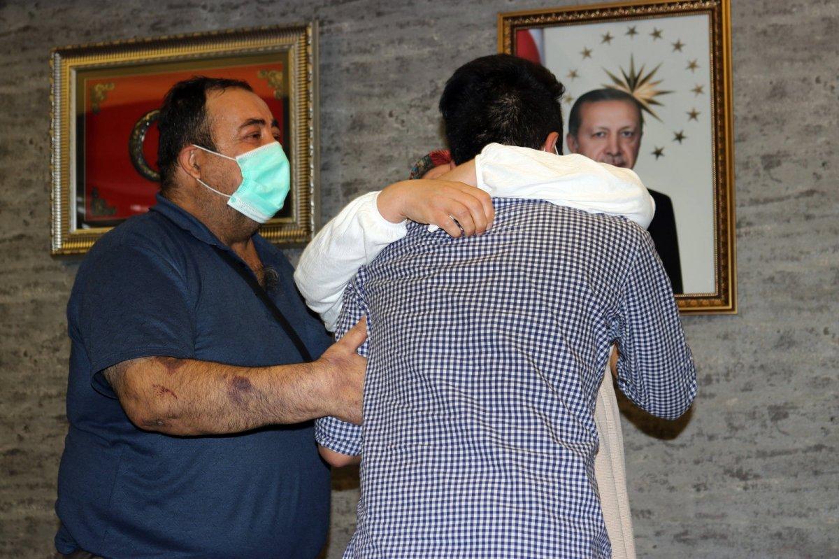 HDP önündeki ailelerden biri daha evladına kavuştu