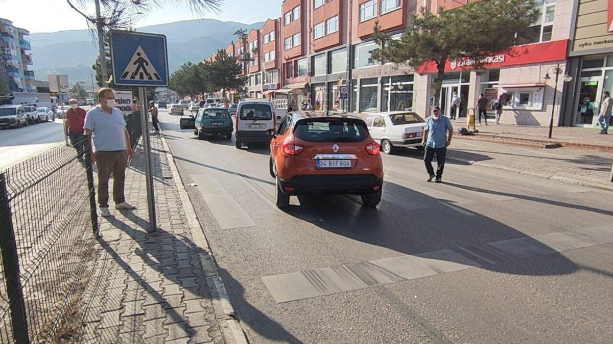 Karabük'te otomobilin yaya çarpma anı güvenlik kamerasına yansıdı